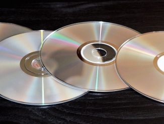 Lifehack: Turn old DVDs into earrings