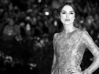 Keira Knightley bloack and white. Silver dress. Toast toppers