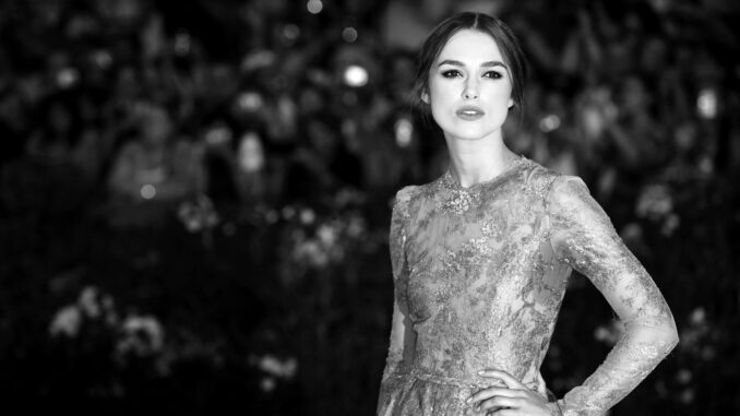Keira Knightley bloack and white. Silver dress. Toast toppers