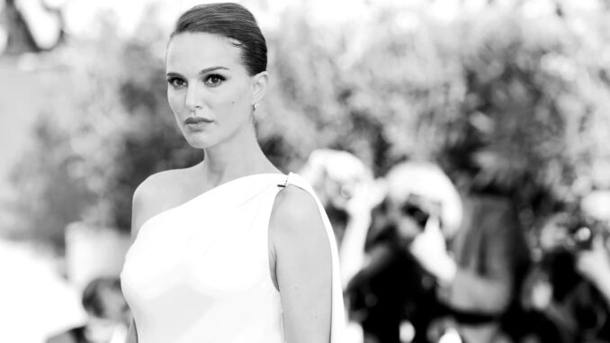 Natalie Portman as Thor in black and white wearing a white dress