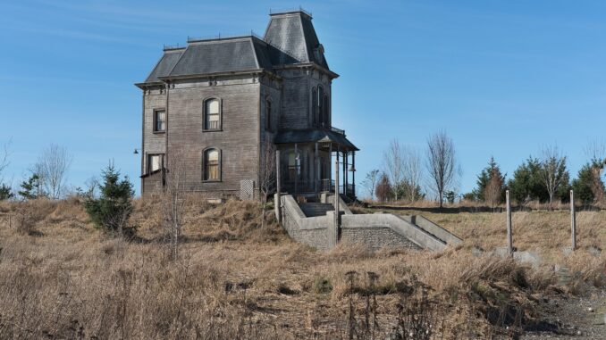 Bates motel, sunny day from the side on. remake of Psycho